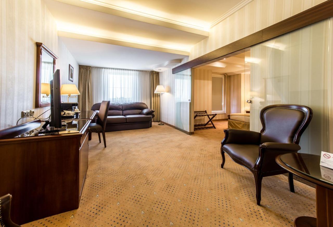 Ramada Hotel & Suites By Wyndham Bucharest North Bucareste Exterior foto