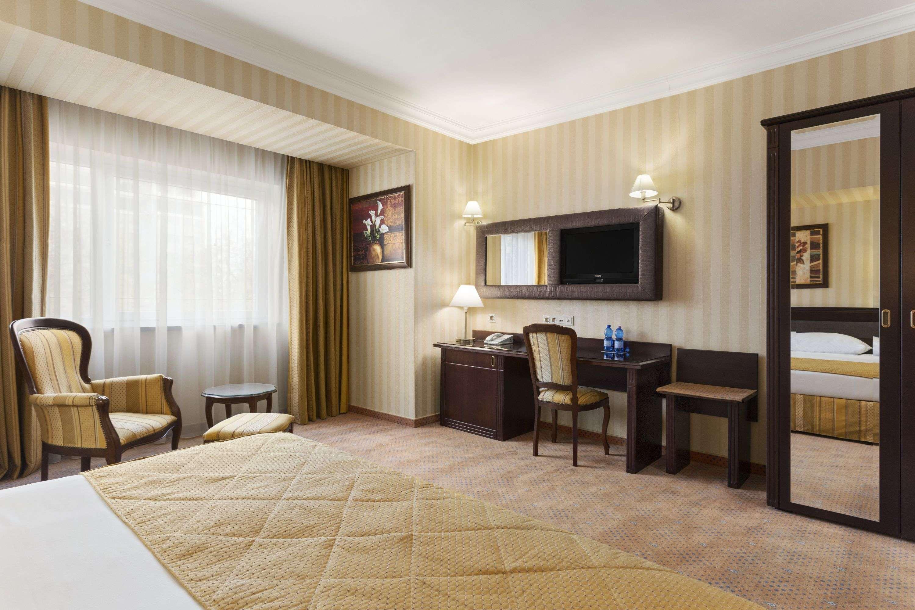 Ramada Hotel & Suites By Wyndham Bucharest North Bucareste Exterior foto