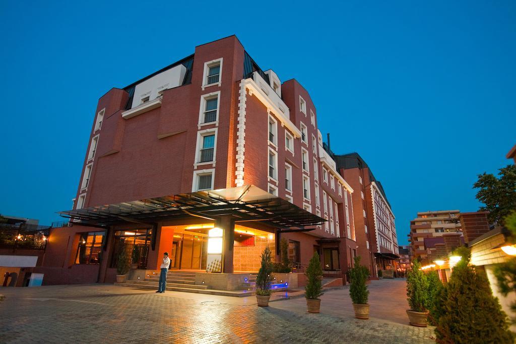 Ramada Hotel & Suites By Wyndham Bucharest North Bucareste Exterior foto