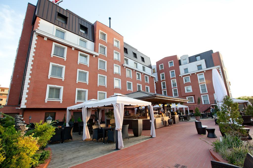 Ramada Hotel & Suites By Wyndham Bucharest North Bucareste Exterior foto
