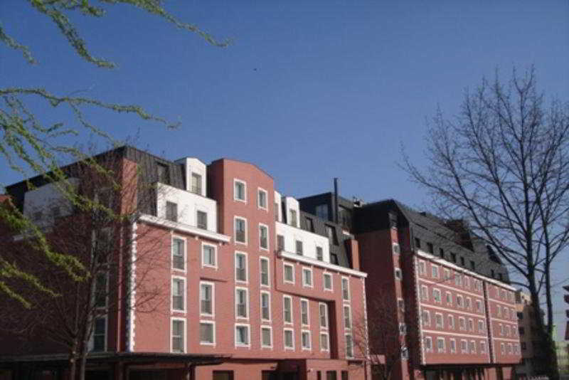 Ramada Hotel & Suites By Wyndham Bucharest North Bucareste Exterior foto